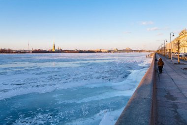 Dvortsovaya dolgu donmuş Neva Nehri