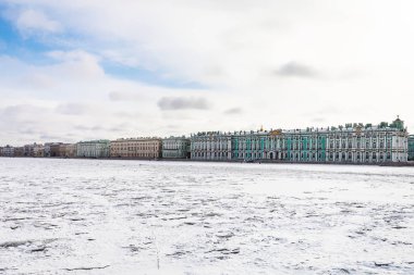 donmuş Neva Nehri ve Dvortsovaya set