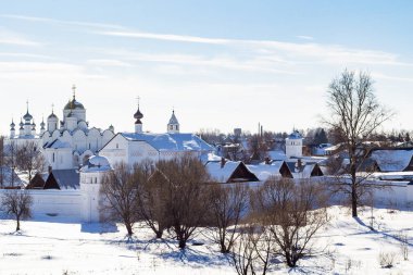 Kış Suzdal manastırda Pokrovsky görünümünde