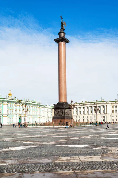 Vista de la Columna de Alejandro en la Plaza del Palacio —  Fotos de Stock