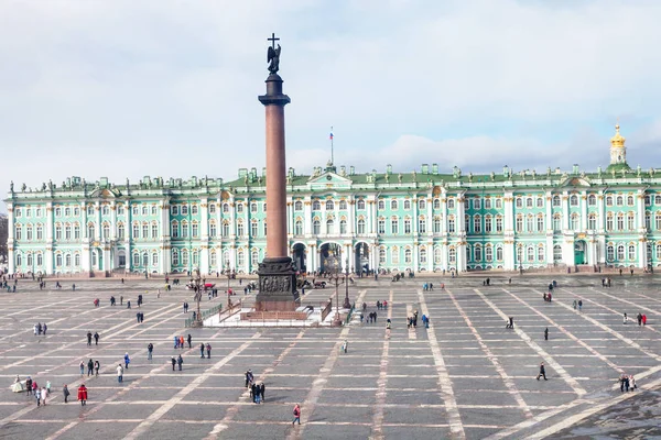 Nad zobrazením Palácového náměstí s Alexander sloupcem — Stock fotografie