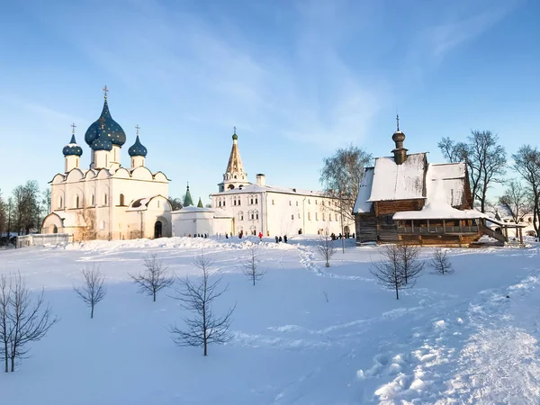 Suzdal Kremlin con la catedral y el palacio en winte — Foto de Stock