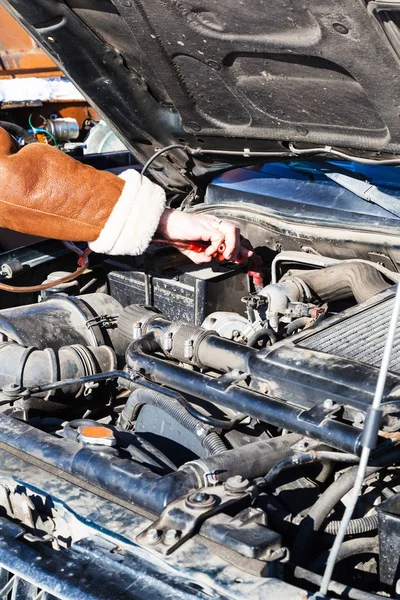 Starten Sie eine tote Autobatterie mit einem anderen Fahrzeug — Stockfoto