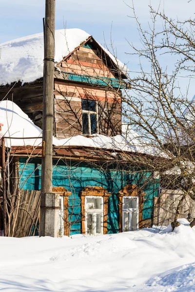 Casa de madeira urbana velha coberta de neve em Suzdal — Fotografia de Stock