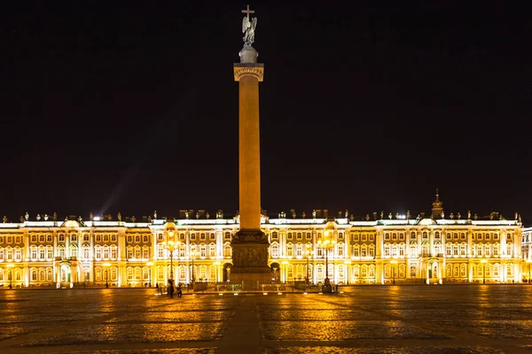 Vue de la Place du Palais et du Palais d'Hiver dans la nuit — Photo
