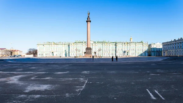 Vorderansicht des Palastplatzes mit Palast im Frühling — Stockfoto