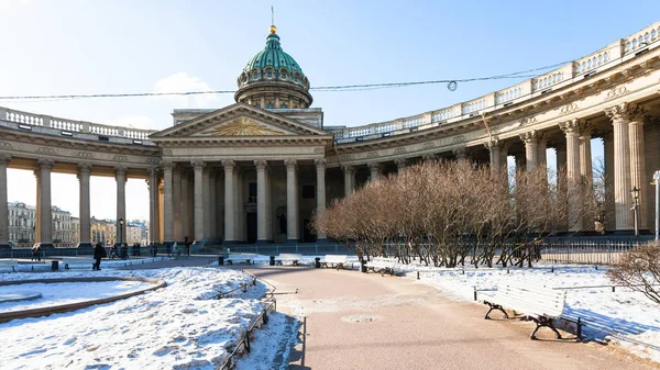 Grădină acoperită de zăpadă lângă Catedrala Kazan în martie — Fotografie, imagine de stoc