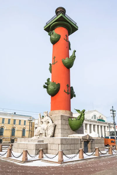 Rostraal kolom aan spit van Vasilyevsky eiland — Stockfoto