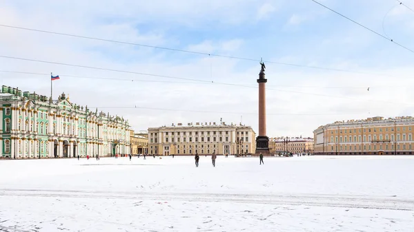 Vista panorámica de la cubierta de nieve Palace Square —  Fotos de Stock