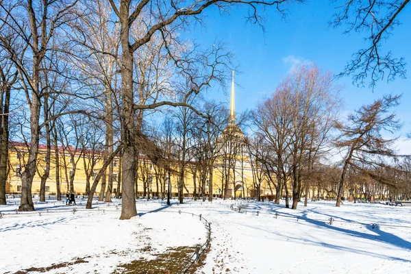 Lumen peittämä polku Alexander Gardenissa maaliskuussa — kuvapankkivalokuva