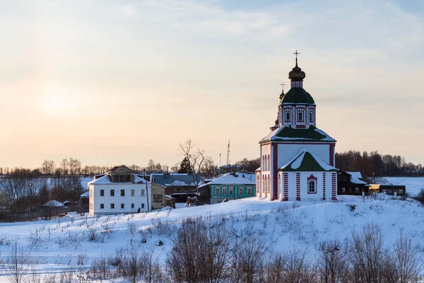 Vista de la Iglesia Elías en Suzdal al atardecer de invierno — Foto de Stock