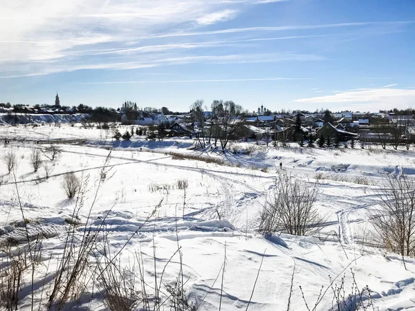 Vista sul quartiere residenziale di Suzdal in inverno — Foto Stock