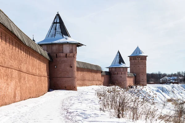 Muralhas vermelhas do Mosteiro de Santo Eutímio em Suzdal — Fotografia de Stock