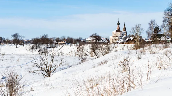 Paisagem urbana da cidade de Suzdal com Santa Cruz Igreja — Fotografia de Stock