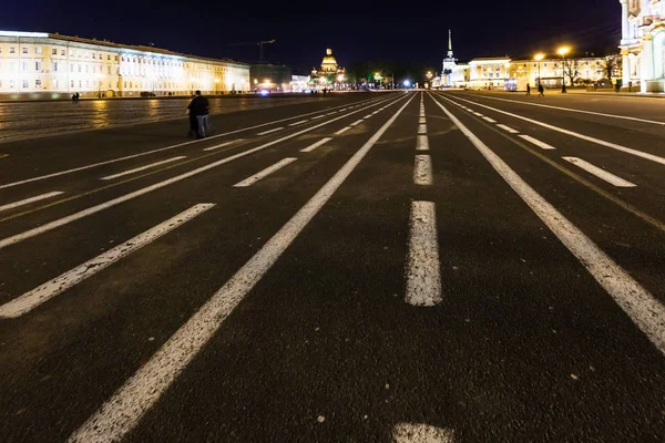 Schlossplatz in Sankt Peterburg in der Nacht — Stockfoto