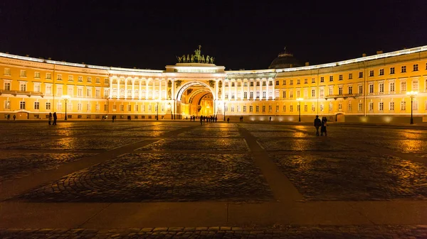 Place du Palais et bâtiment de l'état-major général dans la nuit — Photo