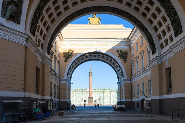 Проход в Арке на Дворцовую площадь утром — стоковое фото