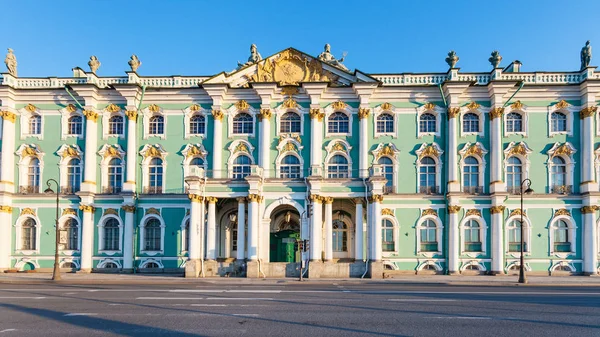 Facade of Winter Palace on Dvortsovaya Embankment — Stock Photo, Image