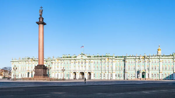 Plaza del Palacio con Palacio de Invierno por la mañana —  Fotos de Stock