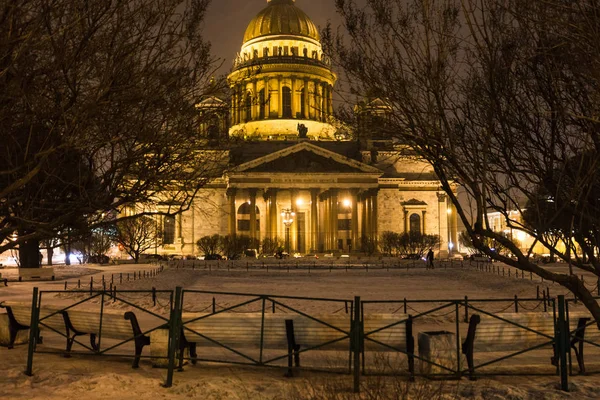 Vue de la cathédrale Saint-Isaac dans la nuit neige — Photo