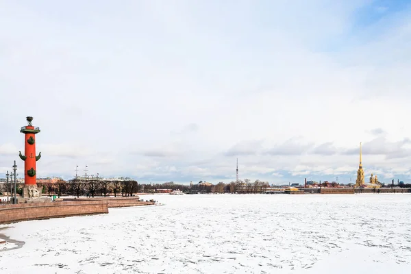 Замороженная Нева с ростральной колонной и крепостью — стоковое фото