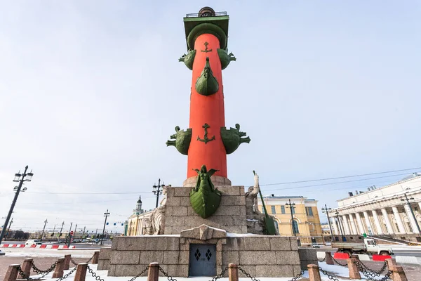 Rostraal kolom op Birzhevaya Ploschad plein — Stockfoto