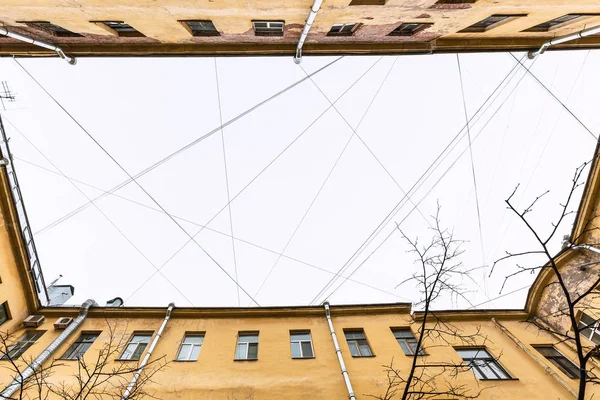 Viele elektrische Leitungen und Kabel über den städtischen Innenhof — Stockfoto