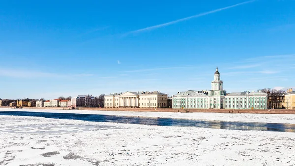 Vista de Universitetskaya Embankment con palacios —  Fotos de Stock