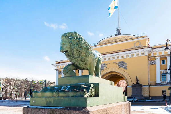 Vista de la estatua del león y el edificio del Almirantazgo — Foto de Stock