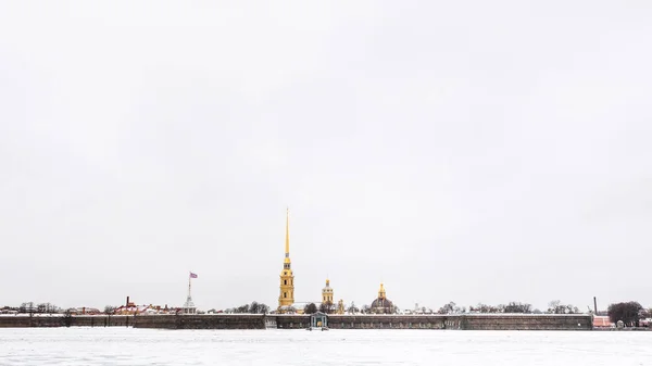 Ciel gris sur la rivière Neva gelée et la forteresse — Photo