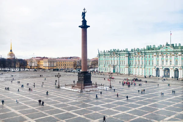 Nad zobrazením budovy Palácové náměstí a admirality — Stock fotografie