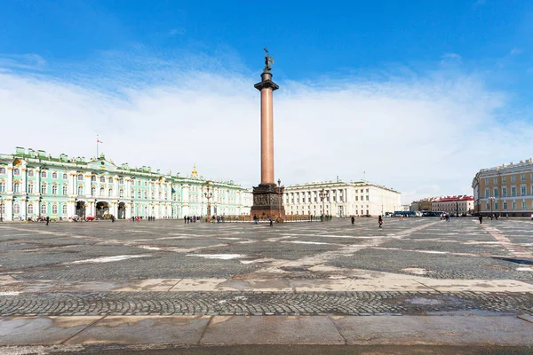 View of Palace Square in St Petersburg in spring — Stock Photo, Image