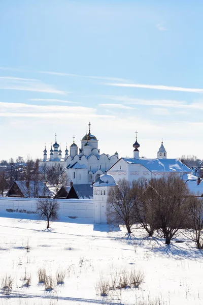 Vista del monasterio de Pokrovsky en Suzdal en invierno — Foto de Stock