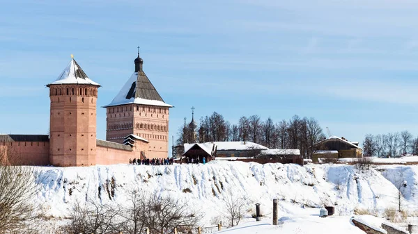 Pessoas perto da Torre de Passagem do Mosteiro em Suzdal — Fotografia de Stock