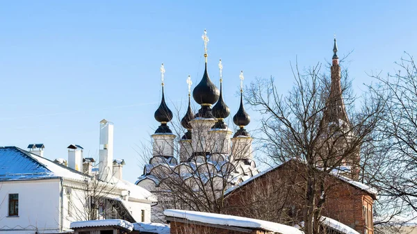 Paisaje urbano de Suzdal ciudad con Iglesias en invierno — Foto de Stock