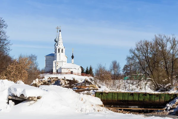 Kozmodemyanskaya kyrka från ravinen i Suzdal — Stockfoto