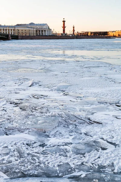 Ice-bound Neva river and Vasilyevsky Island Spit — Stock Photo, Image