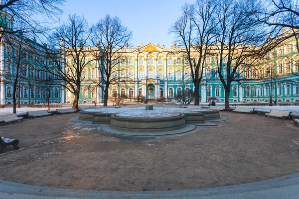 Saint Petersburg'daki Kış Sarayı bahçeleri — Stok fotoğraf