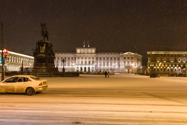 Plaza de San Isaac en San Petersburgo de noche — Foto de Stock