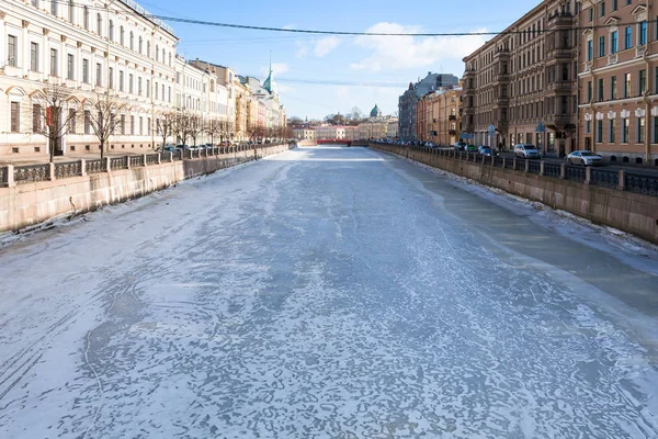 Vista del río Moyka congelado en San Petersburgo —  Fotos de Stock