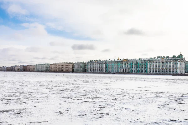 Fiume Neva congelato e argine Dvortsovaya — Foto Stock