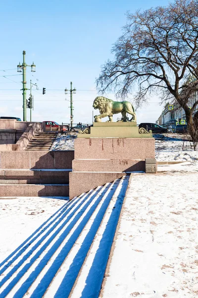 Patsas Guard leijona lähellä Palace Bridge — kuvapankkivalokuva