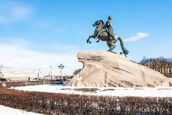 Скульптура Петра I на Сенатской площади — стоковое фото