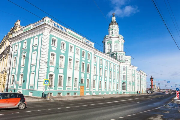 Universitetskaya damm mit kunstkamera — Stockfoto