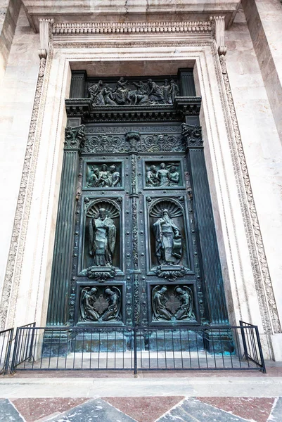 Exterior norte Puerta de la Catedral de San Isaac —  Fotos de Stock