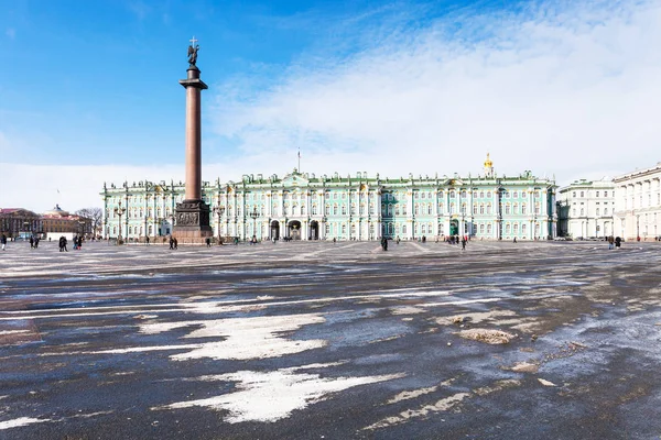 Palace Square in St Petersburg in sunny march day — Stock Photo, Image