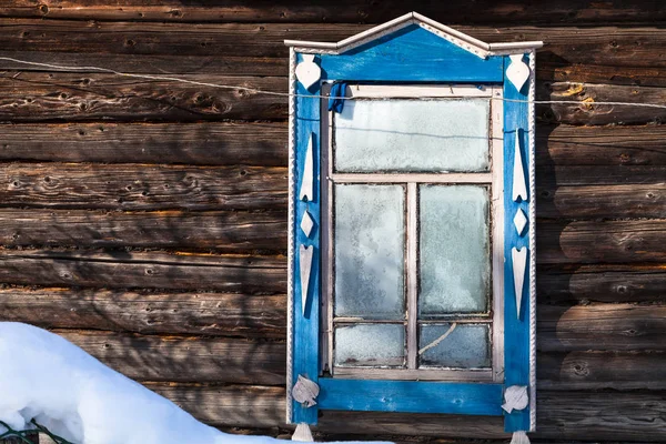 Zmrazené okno ve zdi venkovského stavení v zimě — Stock fotografie