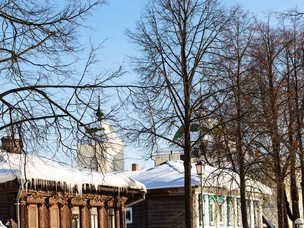 Antiguas casas urbanas de madera en la calle en Suzdal —  Fotos de Stock