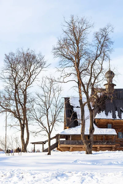 Дерев'яні Нікольська діюча церква в місті Suzdal взимку — стокове фото