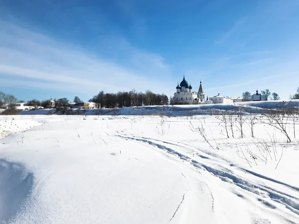 Rivière gelée et Suzdal Kremlin en hiver — Photo